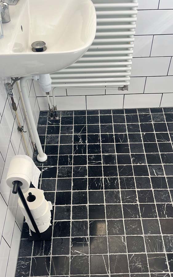 Natuursteen vloer badkamer na behandeling