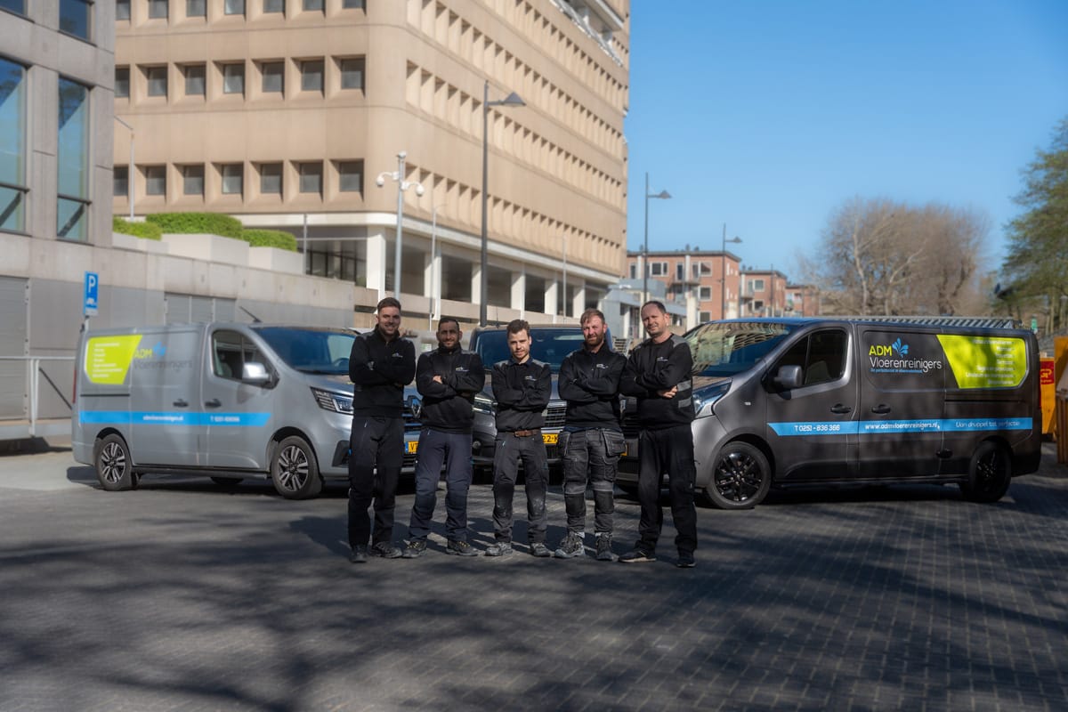 ADM Vloerenreinigers - Team bij bus buiten ADM Vloerenreinigers - Team bij bus buiten