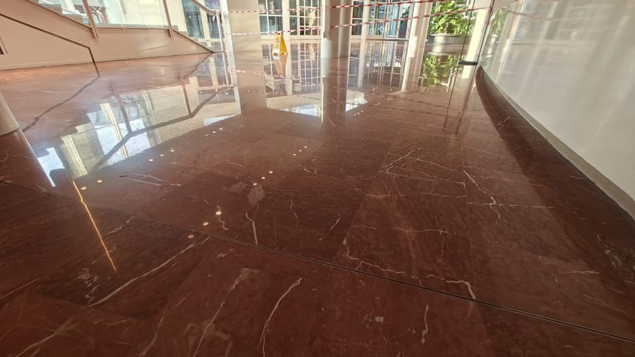 Marmer-vloeren-laten-reigen-door-ADM-Vloerenreinigers professionele vloerreiniging