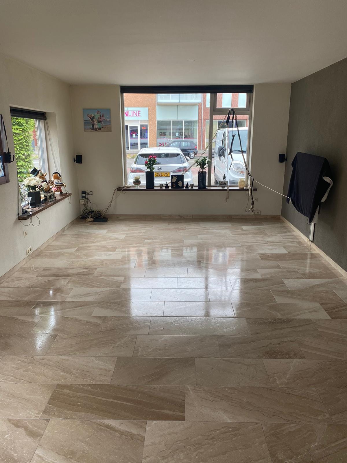 Tegelvoer-woonkamer-na-reiniging-door-ADM-Vloerenreinigers-2 Tegels reinigen Heerhugowaard